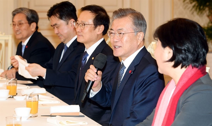 문재인 대통령이 11일 청와대에서 열린 더불어민주당 원내대표단과 오찬 간담회에서 인사말을 하고 있다. 류효진 기자