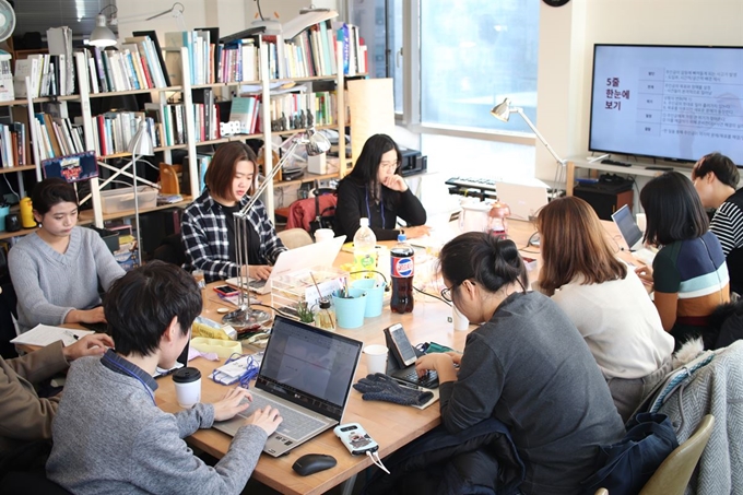 쓰담쓰담 2기에 참여한 사람들이 글을 쓰고 있다. 쓰담쓰담 제공.