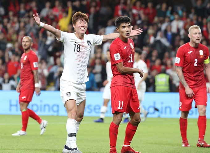 12일 아랍에미리트 알 아인 하자 빈 자예드 스타디움에서 열린 2019 AFC 아시안컵 C조 조별리그 2차전 한국과 키르기스스탄의 경기, 한국 황의조가 슛을 시도, 크로스바를 맡고 골이 인정되지 않자 아쉬워하고 있다. 알아인=뉴시스