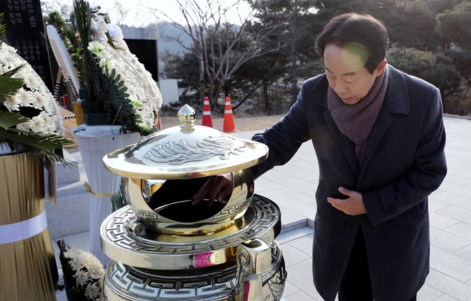 김현철 김영삼민주센터 상임이사가 1일 오전 서울 동작구 국립서울현충원 김영삼 전 대통령 묘역을 참배하고 있다. 연합뉴스