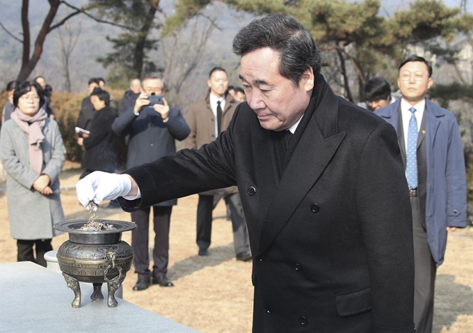 이낙연 국무총리가 12일 서울 강북구 우이동 애국선열 묘역의 손병희 선생 묘소를 방문, 분향하고 있다. 연합뉴스