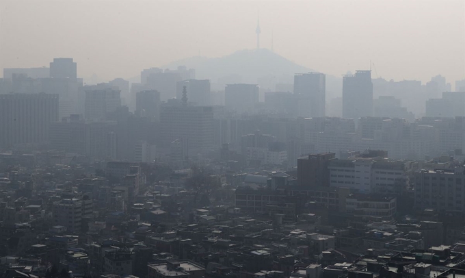 서울지역 미세먼지 농도가 '나쁨'을 나타낸 12일 오전 서울 종로구 인왕산에서 본 서울시내 하늘이 미세먼지로 뿌옇다. 연합뉴스