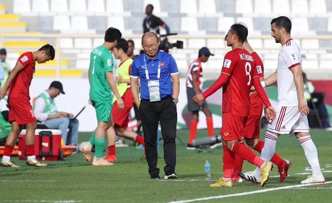 12일 오후(현지시간) 아랍에미리트 아부다비 알 나얀 경기장에서 열린 2019 AFC 아시안컵 UAE 조별 라운드 D조 2차전 베트남과 이란과의 경기에서 박항서 베트남 대표팀 감독이 전반전이 끝난 뒤 아쉬운 모습을 보이고 있다. 아부다비=연합뉴스