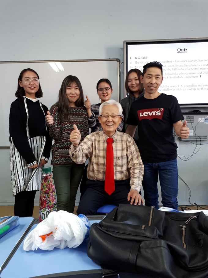 원우현 교수가 몽골국제대학교 신입생 수업에서 수강생들과 “믿음, 소망, 사랑”을 외치고 있다. 원우현 교수 제공