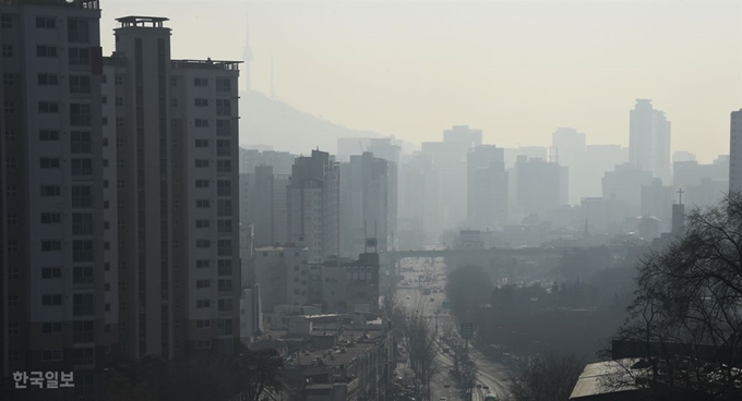 올해 첫 미세먼지 비상저감조치가 내려진 13일 서울 무악재 하늘다리에서 본 서울도심이 미세먼지에 덮여 뿌옇게 보이고 있다. 오대근기자