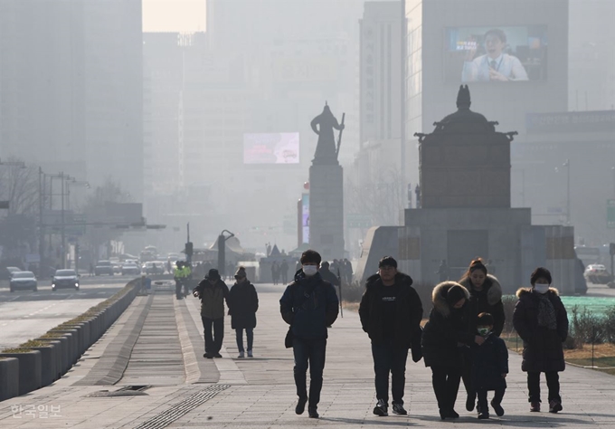 서울 광화문 광장에 산책 나온 시민들 주변으로 보이는 건물들이 미세먼지로 인해 뿌옇게 보이고 있다. 오대근기자