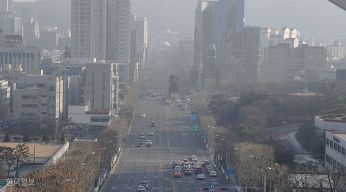 13일 서울 서초구 반포대로 주변 건물이 극심함 미세먼지에 덮여 뿌옇게 보이고 있다. 도로의 차량들도 주말치곤 부쩍 줄어든 모습이다. 오대근기자