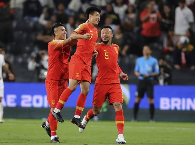 중국 축구대표팀 우레이(가운데)가 11일 아랍에미리트 아부다비 모하매드 빈 자예드 경기장에서 열린 필리핀과 아시안컵 조별리그 2차전에서 득점을 기록한 뒤 환호하고 있다. 아부다비=AP 연합뉴스