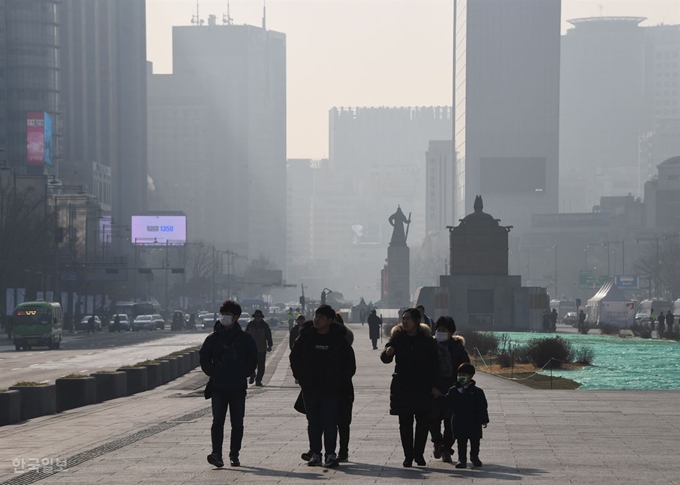 [저작권 한국일보]올해 첫 미세먼지 비상저감조치가 내려진 13일 서울 광화문 광장에 산책온 시민들 부변으로 건물들이 미세먼지에 갖혀 뿌옇게 보이고 있다. 오대근기자