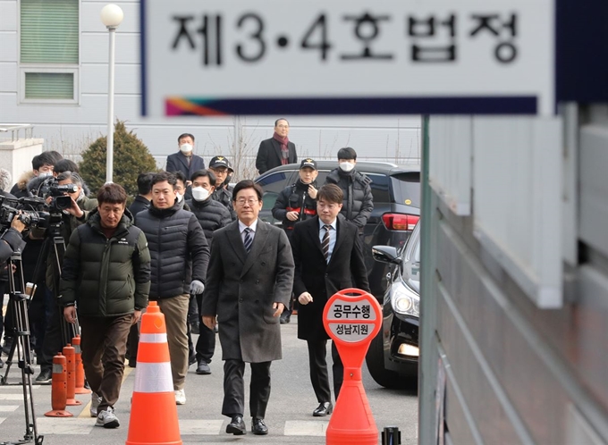 공직선거법 위반 등 혐의로 기소된 이재명 경기도지사가 14일 오후 경기도 성남시 수정구 수원지방법원 성남지원에서 열린 두번째 공판에 출석하고 있다. 이 지사는 친형 故 이재선씨 강제입원, 검사 사칭, 대장동 허위 선거 공보물 사건과 관련 직권남용과 공직선거법 위반 혐의로 지난달 11일 불구속 기소 됐다. 뉴스1