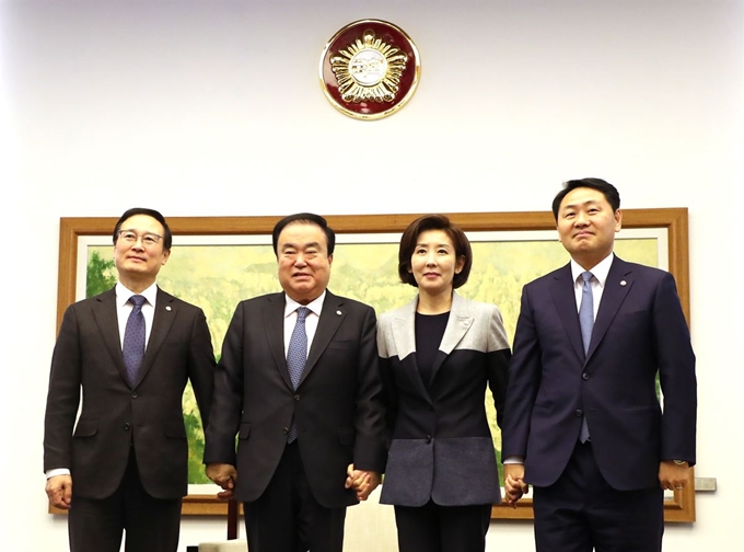 문희상(왼쪽 두 번째) 국회의장이 14일 국회에서 교섭단체 원내대표들과 회동하며 기념사진을 촬영하고 있다. 왼쪽부터 더불어민주당 홍영표, 문 의장, 자유한국당 나경원, 바른미래당 김관영 원내대표. 연합뉴스