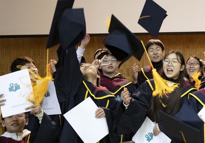 10일 서울 서초구 우솔초등학교에서 열린 6회 졸업식에서 졸업생들이 학사모를 던지고 있다. 연합뉴스