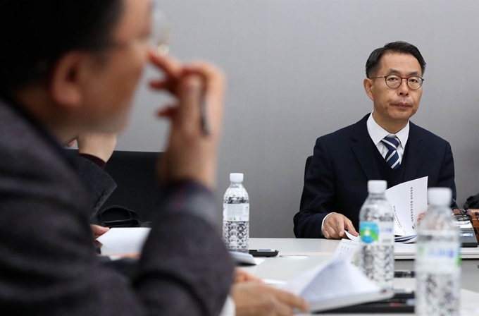 회의중인 대한빙상경기연맹 관리위원회 김영규 위원장. 서재훈 기자