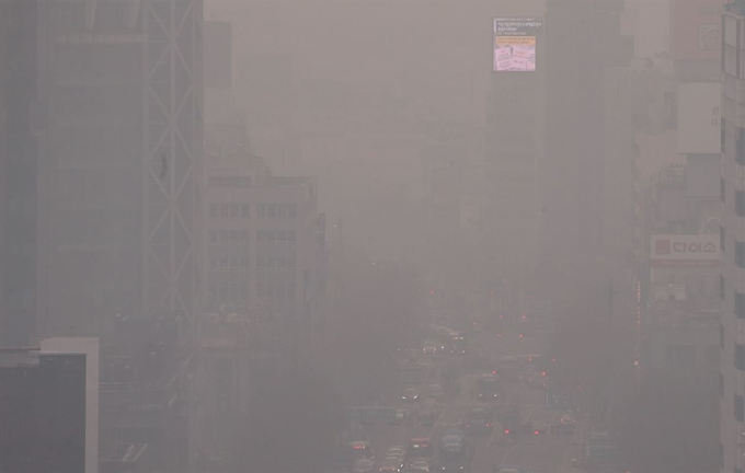 고농도 미세먼지가 기승을 부리면서 수도권을 포함한 전국 곳곳에 미세먼지 비상저감조치가 시행된 14일 오전 서울 종로의 빌딩숲이 뿌옇게 보인다. 연합뉴스