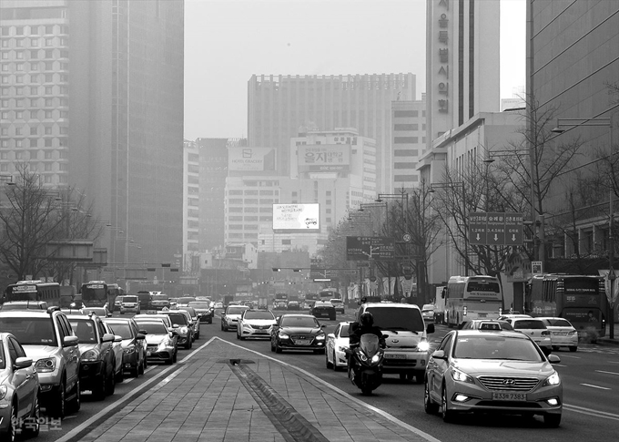 [저작권 한국일보] 미세먼지 스케치고농도 미세먼지가 기승을 부리면서 수도권을 포함한 전국 곳곳에 미세먼지 비상저감조치가 시행된 14일 오전 서울 광화문 사거리에서 일부 차량들이 전조등을 켜고 운행하고 있다. 홍인기 기자