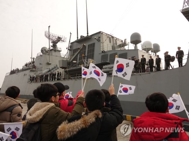 한국 해군 순양훈련전단 소속 충무공이순신함이 14일 오전 중국 상하이 우쑹 군항부두에 들어오자 교민들이 태극기를 흔들며 환영하고 있다. 연합뉴스