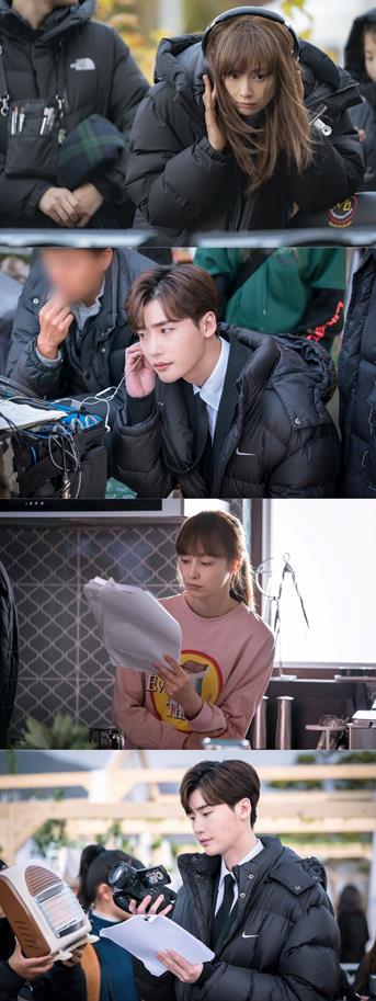 ‘로맨스는 별책부록’ 이나영-이종석의 비하인드 컷이 공개됐다. tvN 제공