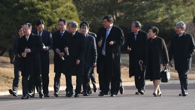 문재인 대통령이 15일 오후 청와대 영빈관에서 '2019 기업인과의 대화'를 한 뒤 참석 기업인들과 본관 앞을 산책하며 이야기를 나누고 있다.류효진기자