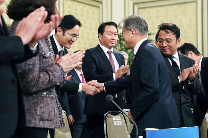 문재인 대통령이 15일 오후 청와대 영빈관에서 열린 2019년 기업인과의 대화에 입장하다 이재용 삼성전자 부회장과 악수하고 있다. 연합뉴스