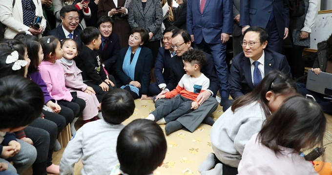 이해찬 더불어민주당 대표와 홍영표 원내대표, 민주당 최고위원들이 11일 서울 구로구 혜원유치원에서 현장최고위원회의를 마치고 아이들을 만나고 있다. 연합뉴스