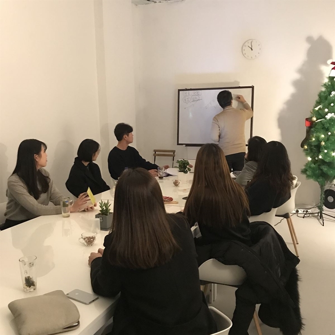 글쓰기 모임 참여자들이 수업을 듣고 있다. 여태현 작가 제공.