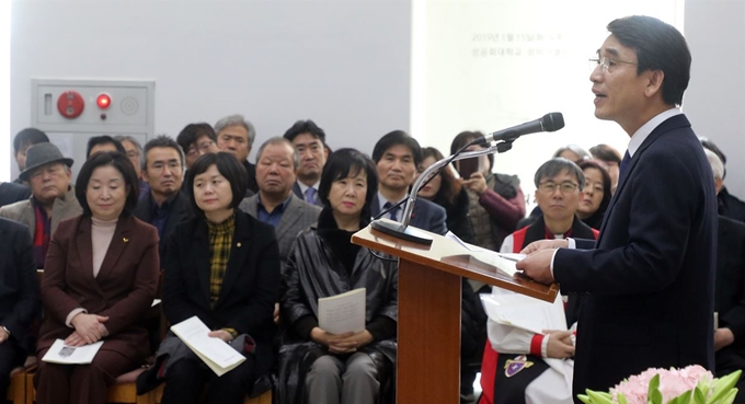 신영복 선생 3주기 추도식이 열린 15일 서울 구로구 성공회대 성미가엘성당에서 노무현재단 유시민 이사장이 추도사를 하고 있다. 연합뉴스