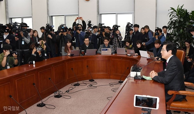 황교안 전 국무총리가 15일 오전 국회 본청 자유한국당 회의실에서 입당식 후 기자회견을 하고 있다. 오대근 기자