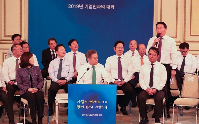 문재인 대통령이 15일 오후 청와대 영빈관에서 열린 '2019 기업인과의 대화'에서 최태원 SK그룹 회장의 질문을 듣고 있다. 류효진 기자