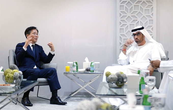 성윤모 산업통상자원부 장관이 14일(현지시간) 아랍에미리트(UAE)에서 술탄 알-자베르 UAE 연방 국무장관 겸 아부다비 석유공사 사장과 면담하고 있다. 산업부 제공