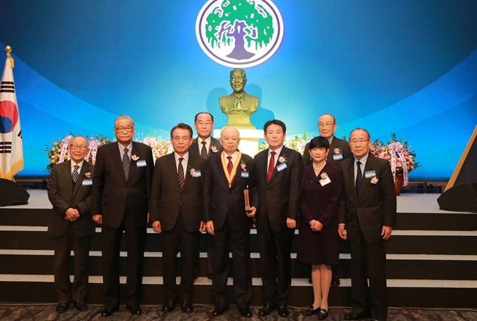 한승수(왼쪽 세번째부터) 유한재단 이사장, 김동기 대한민국학술원 회장, 이현재 서울대 명예교수, 이정희 유한양행 사장이 15일 서울 중구 롯데호텔에서 열린 제13회 유일한 상 시상식 이후 기념사진을 촬영하고 있다. 유한양행 제공