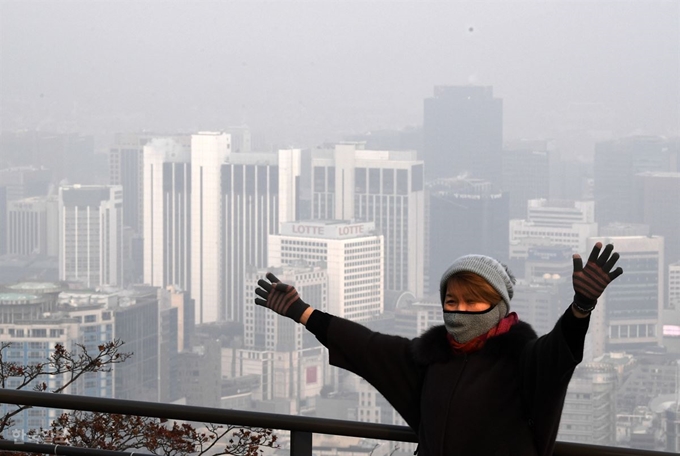 [저작권 한국일보] 미세먼지 스케치미세먼지 비상저감조치가 연 3일 시행된 15일 오전 서울 남산 전망대에서 바라본 서울 시내가 뿌옇게 보인다. 홍인기 기자