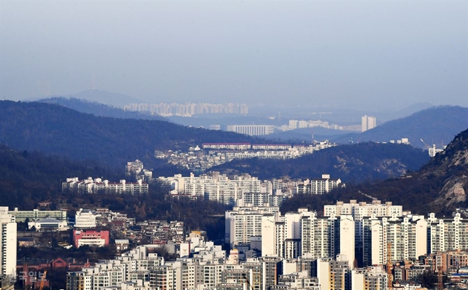 16일 오전 서울 남산에서 미세먼지가 사라져 멀리 구파발 지역 아파트 단지 모습이 보인다. 홍인기 기자