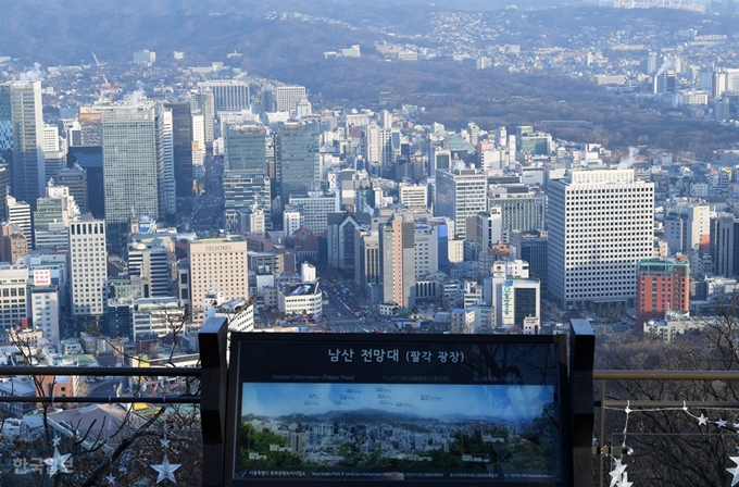 서울 아침 기온이 영하 10도로 반짝 추위가 찾아온 16일 오전 서울 남산에서 바라본 서울 시내가 미세먼지가 사라져 깨끗하게 보인다. 홍인기 기자