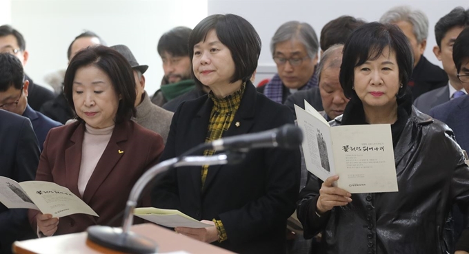 손혜원(오른쪽) 더불어민주당 의원이 지난 15일 성공회대학교 성미가엘 성당에서 열린 신영복 선생 3주기 추도식에 참석해 추도사를 듣고 있다. 연합뉴스