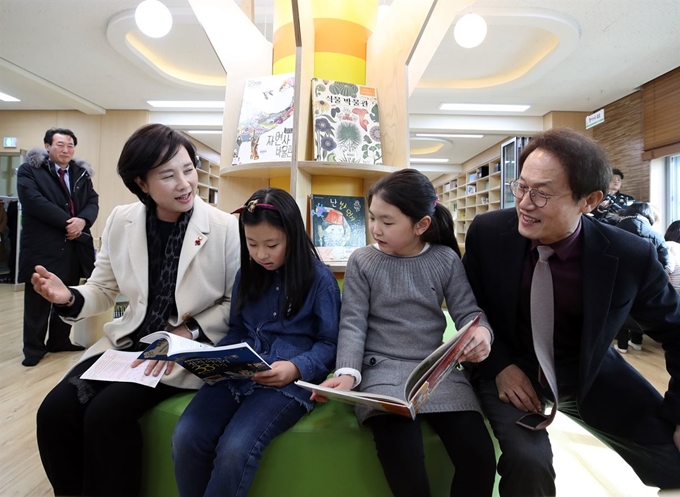 유은혜 사회부총리 겸 교육부 장관과 조희연 서울시교육감이 9일 서울 강동구의 공간 혁신 우수 학교인 천일초등학교를 찾아 도서실에서 학생들과 이야기를 나누고 있다. 연합뉴스