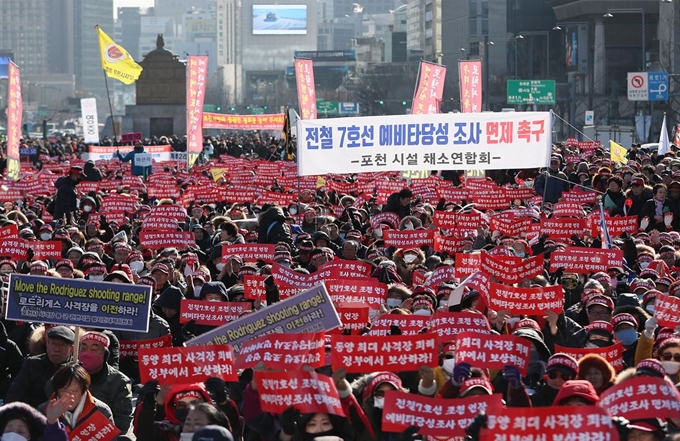 경기 포천 주민들이 16일 오후 서울 광화문광장에서 열린 결의대회에서 7호선 예비타당성 조사 면제를 촉구하고 있다. 연합뉴스