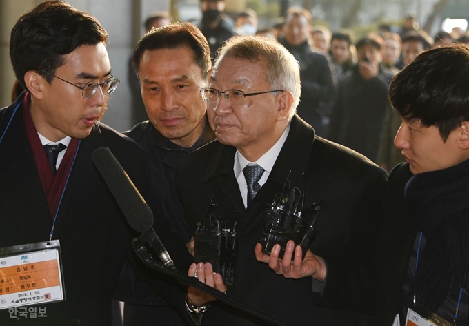 양승태 전 대법원장이 사법행정권 남용, 재판거래 의혹 등 혐의로 11일 서울중앙지검에 소환되고 있다. 오대근 기자