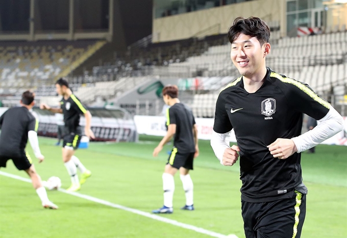 한국 축구 국가대표팀 손흥민이 2019 AFC 아시안컵 UAE 조별 라운드 C조 3차전 중국과의 경기를 하루 앞둔 15일 오후(현지시간) 아랍에미리트 아부다비 알 나얀 경기장에서 몸을 풀고 있다. 아부다비=연합뉴스