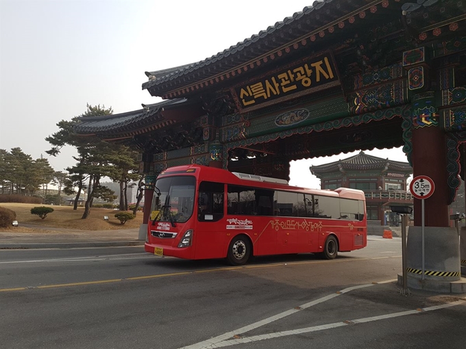 경기 여주시내 관광지를 순환하는 여주시티투어 버스 '세종대왕관관순환버스'가 지난 14일 오후 경유지인 신륵사를 빠져나가고 있다. 임명수 기자