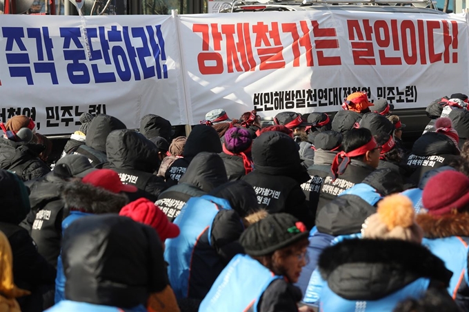 17일 오전 서울 여의도 국회의사당역 인근에서 용산참사 진상규명과 책임자 처벌을 촉구하는 '용산참사 10주기 추모 빈민투쟁결의대회'가 열리고 있다. 연합뉴스