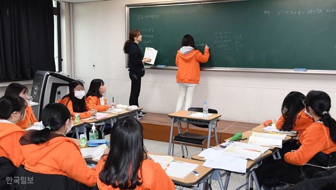 15일 드림클래스 겨울방학캠프가 열리고 있는 경기 안산시 한양대 에리카캠퍼스에서 대학생 이솔씨가 2학년 9반 학생들과 수업을 하고 있다. 배우한 기자