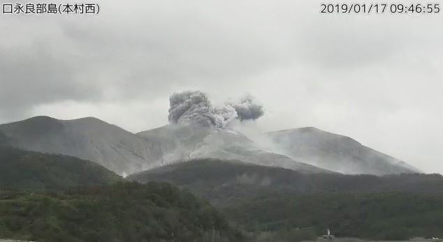 일본 남서부 가고시마(鹿兒島)현의 화산섬 구치노에라부지마(口永良部島)에서 17일 오전 9시 19분께 분화가 발생해 화산 연기가 치솟고 있다.일본 기상청 제공