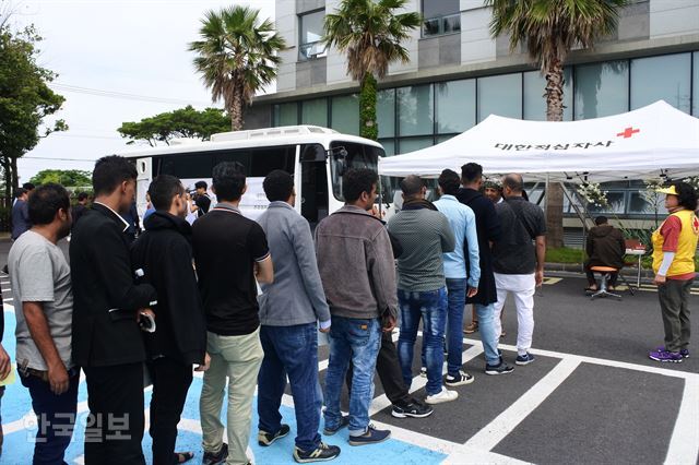 지난해 6월 제주출입국·외국인청 주차장 한쪽에서 예멘 난민신청자들이 대한적십자사의 의료지원을 받기 위해 대기하고 있는 모습. 한국일보 자료사진