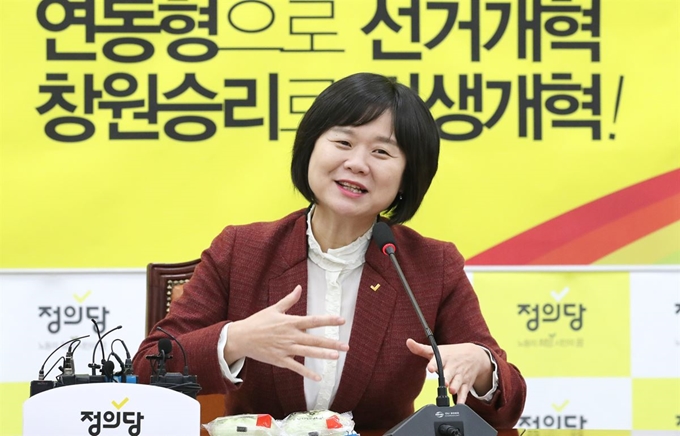 정의당 이정미 대표가 17일 오전 국회에서 열린 신년기자회견에 앞서 밝은 표정을 하고 있다. 연합뉴스