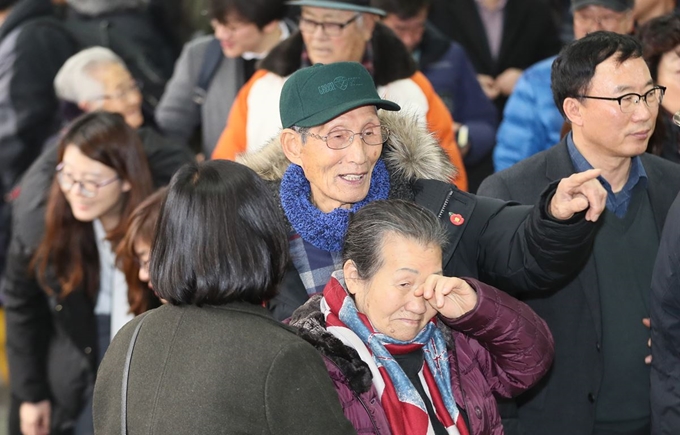 4ㆍ3 당시 불법 군사재판으로 억울한 수형생활을 한 수형 피해자들이 제기한 군사재판 재심 청구 최종선고가 17일 내려졌다. 이날 오후 공소기각 판결로 사실상의 무죄를 선고받은 피해자들이 밝은 표정으로 법정을 나서고 있다. 연합뉴스.