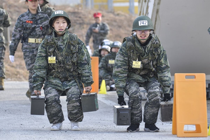 일반인을 대상으로 하는 해병대 창설 70주년 겨울 캠프가 경북 포항 해병대1사단에서 열려 참가자들이 기초 훈련을 받고 있다. 해병대1사단 제공