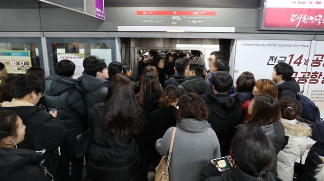 출퇴근길 ‘지옥철’로 악명 높은 서울지하철 9호선 여의도역이 시민들로 붐비고 있다. 연합뉴스