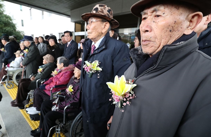 제주 4&middot;3 생존 수형인들이 17일 제주시 이도2동 제주지방법원 앞에서 대한민국을 상대로 제기한 내란실행&middot;국방경비법 위반 등에 대한 재심에서 무죄 판결을 받은 후 기자회견을 하고 있다. 뉴스1