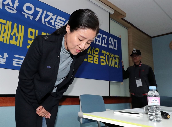 동물권단체 '케어' 박소연 대표가 19일 오전 서울 서초구의 한 빌딩에서 구조동물 비밀 안락사 파문과 관련해 입장을 밝히기 전 고개 숙여 인사하고 있다. 뉴스1