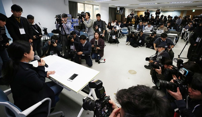 구조동물 안락사 논란을 빚은 동물권단체 '케어' 박소연 대표가 19일 오전 서울 서초구의 한 건물에서 열린 기자회견에서 의혹에 대해 해명하고 있다. 연합뉴스.